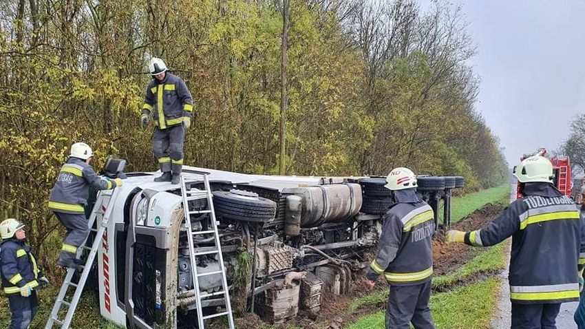 SONLINE Árokba borult egy kamion Nagyatádnál