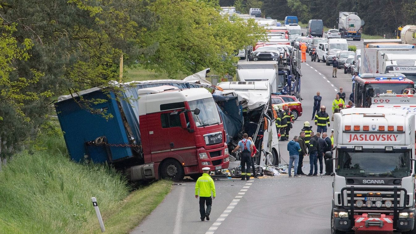 SONLINE Magyar busz karambolozott Szlovákiában egy halott és