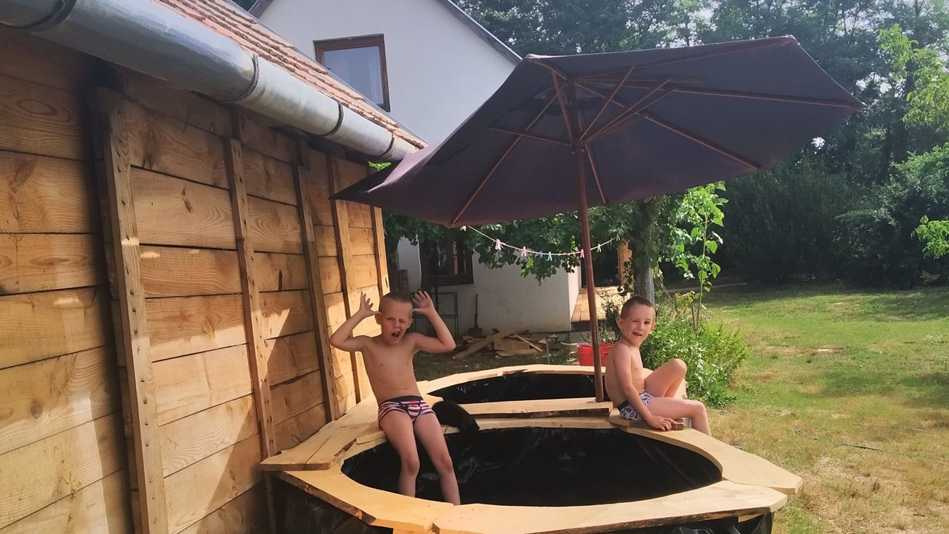 Nem jött meg a medence, hát apu csinált egyet