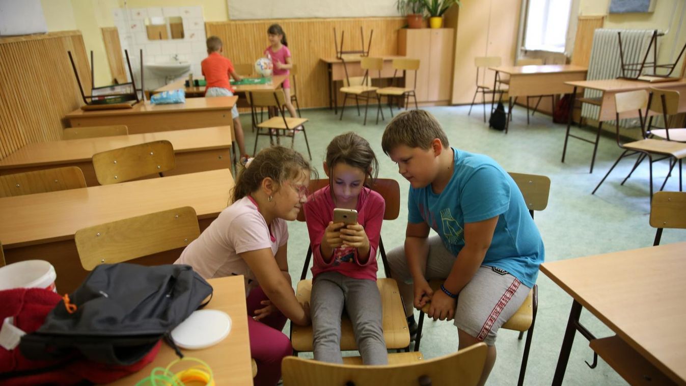 Mobilunk tesz magányossá, online is fontos a mértékletesség