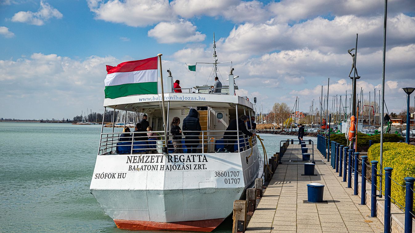 SONLINE Meg jult haj k r gi jegy rak a Balatonon