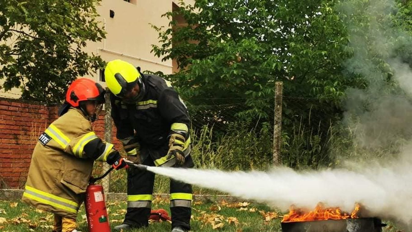 Lángok csaptak fel a táborban, de időben eloltották a gyerekek