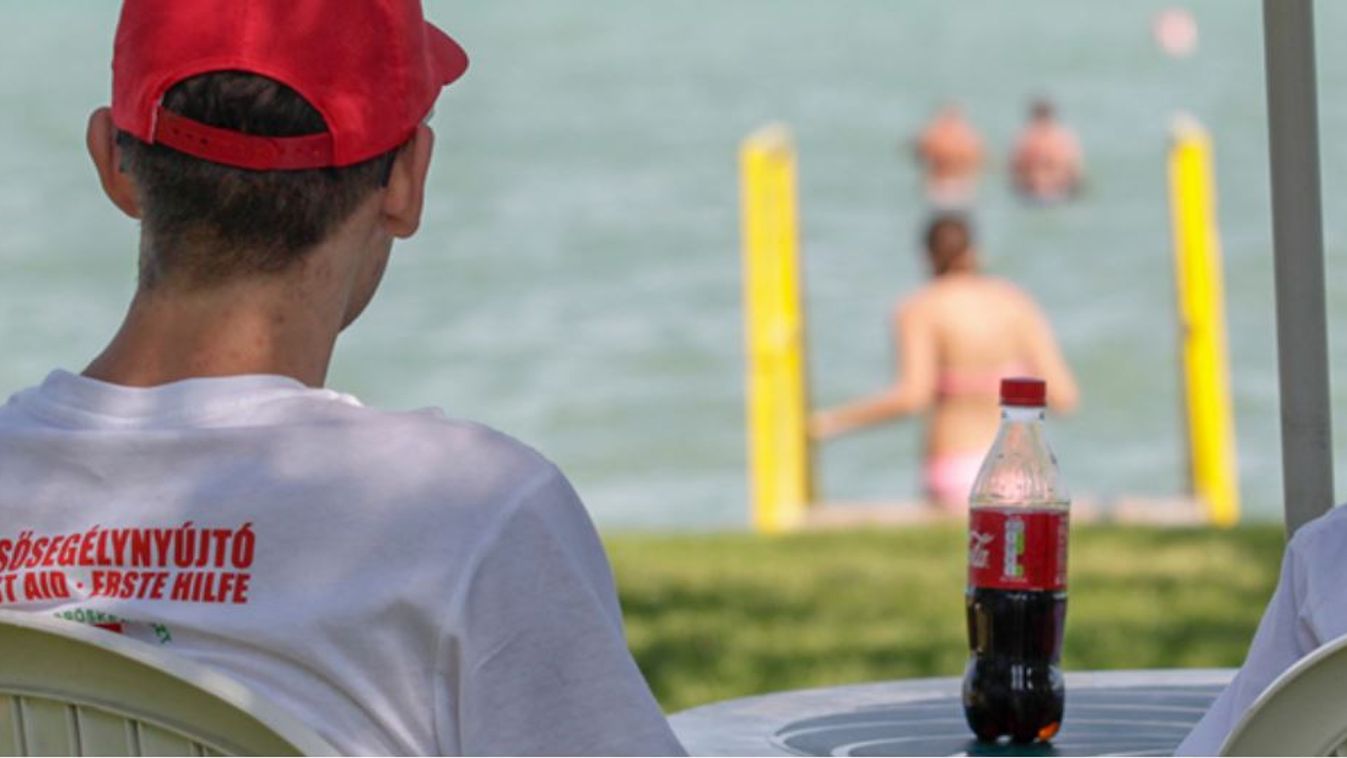 Ifjú vöröskeresztesek óvják a strandolókat a Balatonon