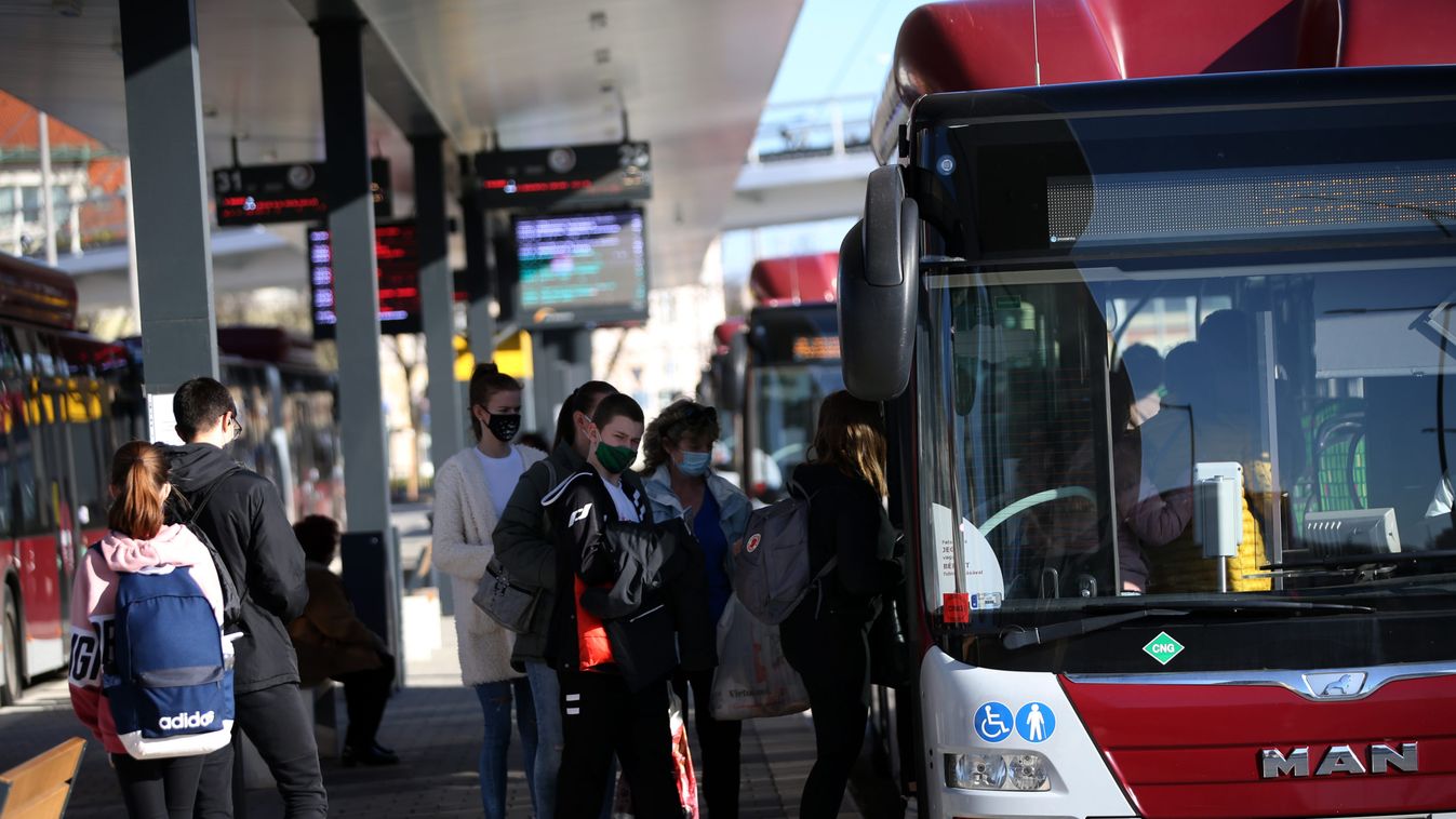 Zárva a pénztár, csak interneten lehet buszbérletet vásárolni