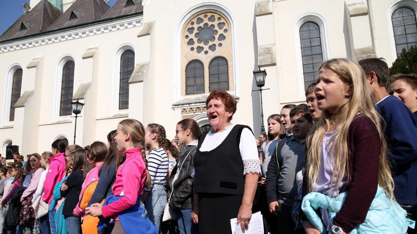 Még mindig szívesen segít az aranydiplomás énektanárnő