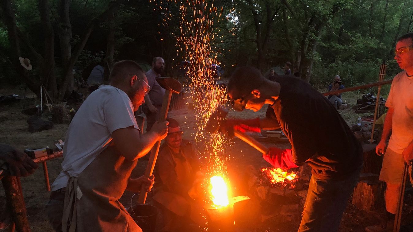 Őskohászati táborban ütötték a vasat az időutazó kovácsok