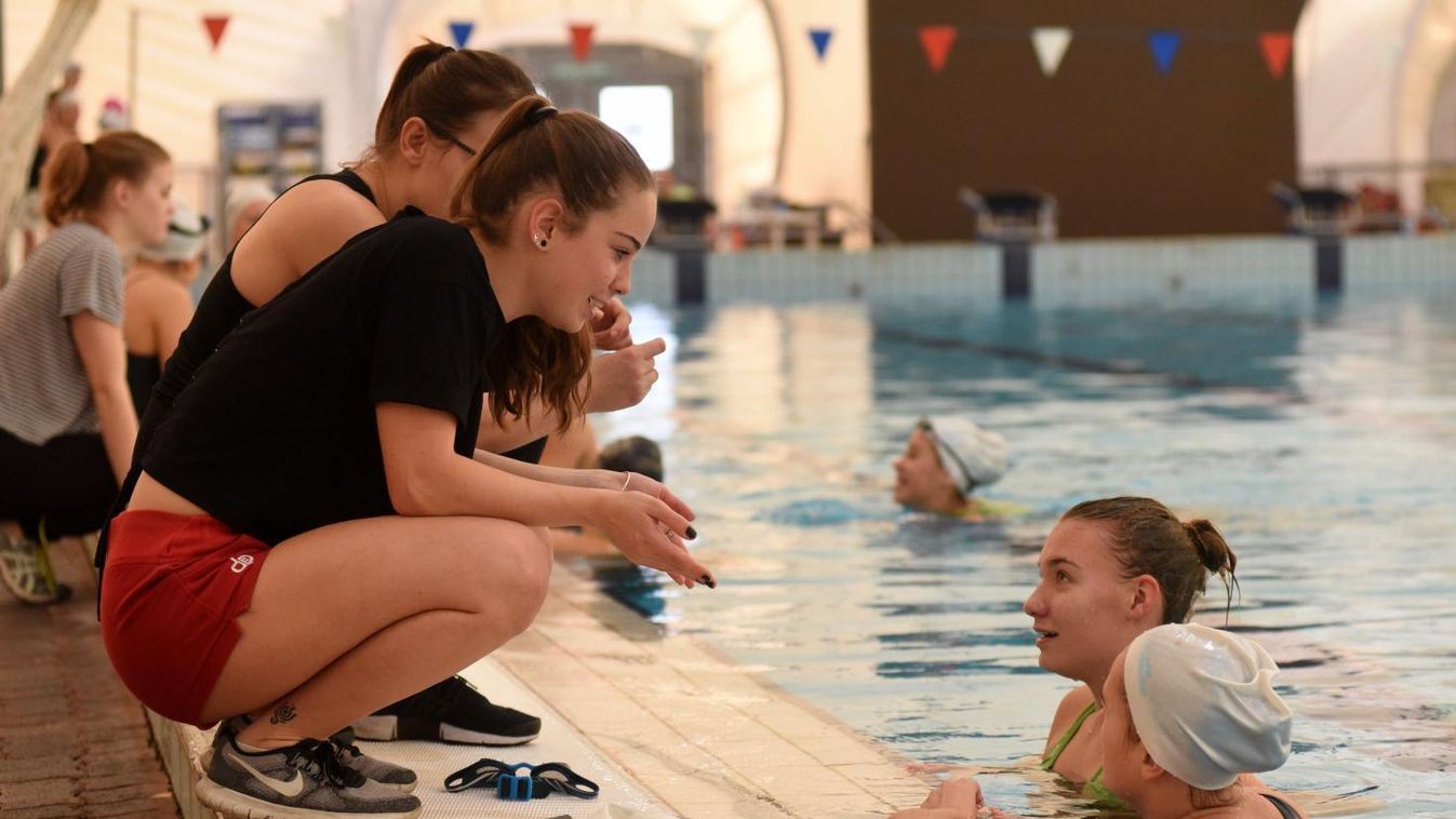 Válogatott sportoló segítette a kaposvári szinkronúszókat