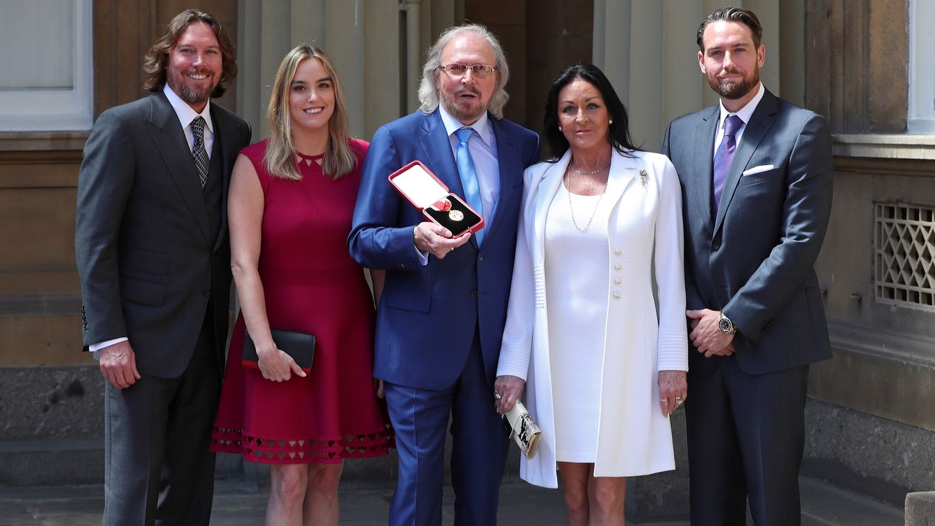 Lovaggá ütötték Barry Gibbet, a Bee Gees volt énekesét