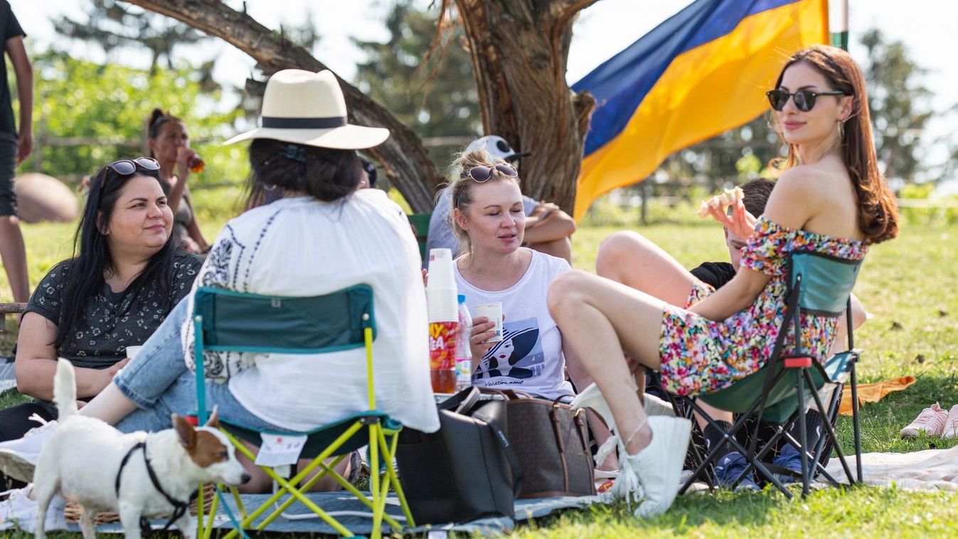 A bombák elől menekültek, most a Balatonnál piknikeztek
