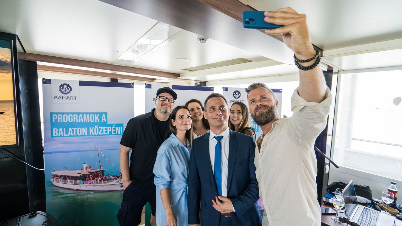 Komponált, saját slágerrel nyitották meg a balatoni hajózási szezont