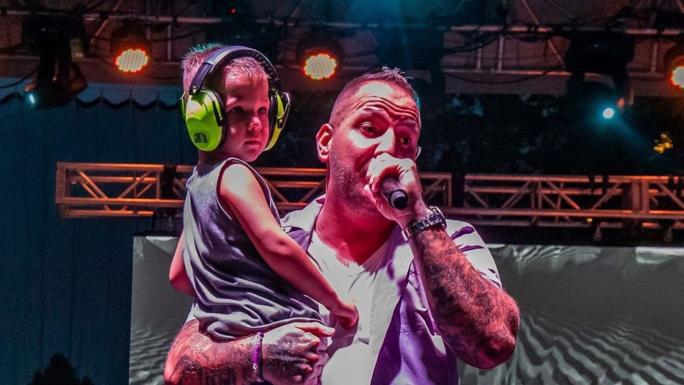 Nem esett messze az alma a fájától: Curtis kisfia ugyanolyan showman, mint az édesapja