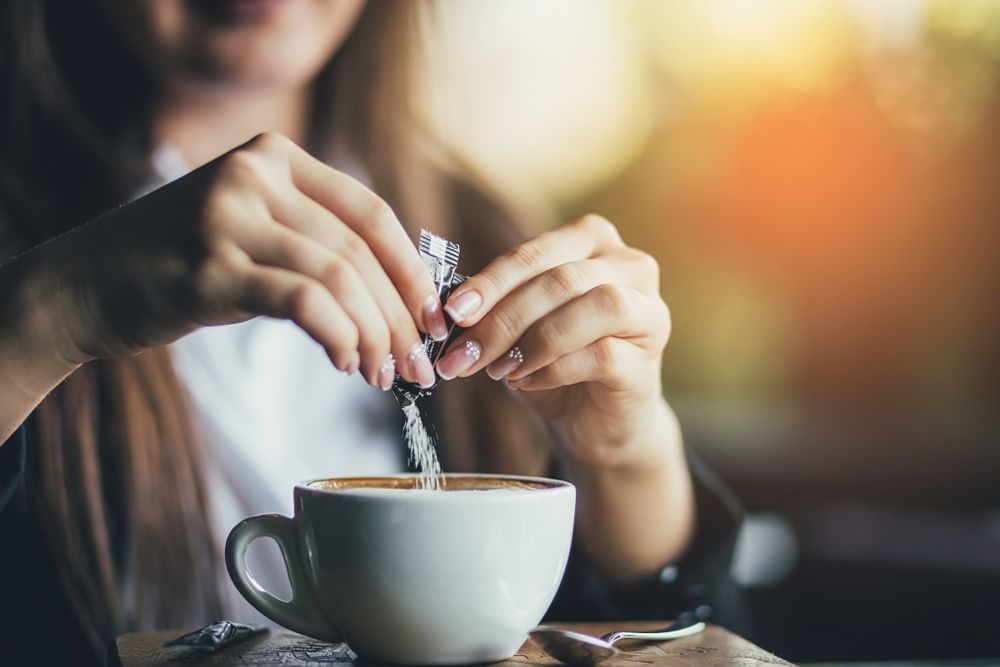 Female,Hand,Pours,Sugar,Into,Coffee.,Sunlight,Background, kávé, reggeli