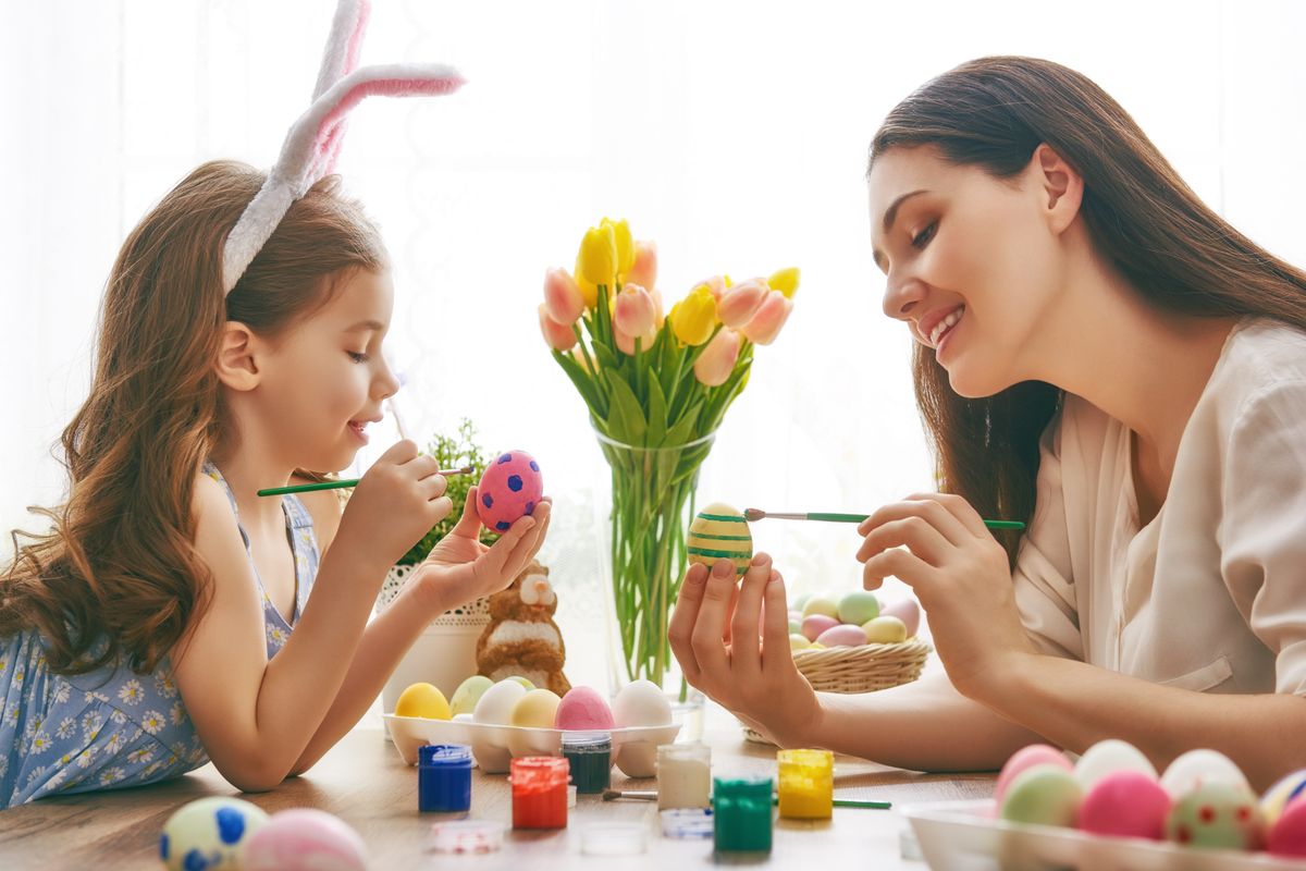 Happy,Easter!,A,Mother,And,Her,Daughter,Painting,Easter,Eggs.