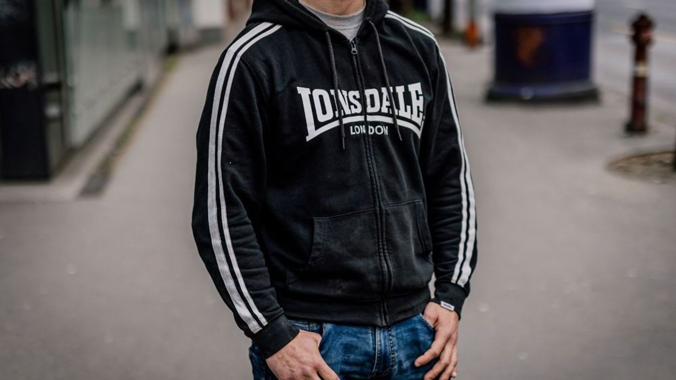 Pulóvere miatt verhettek meg egy fiatalt a külföldi szélsőbaloldali támadók