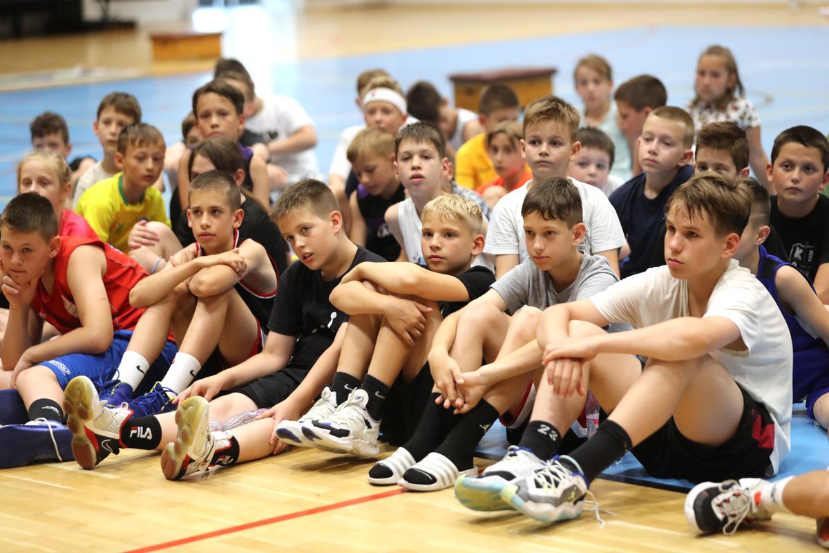 Csaknem száz gyerek vesz részt a Kaposvári Sportközpont és Sportiskola kosárlabdatáborában. 