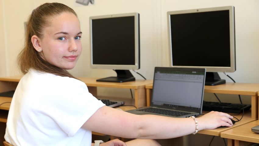 The student from Telles who won academic competition programs and raises chickens