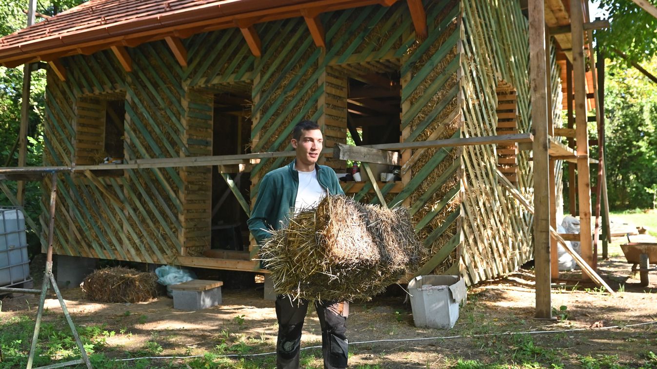 Bulizás helyett szalmabálákból épít különös otthont magának