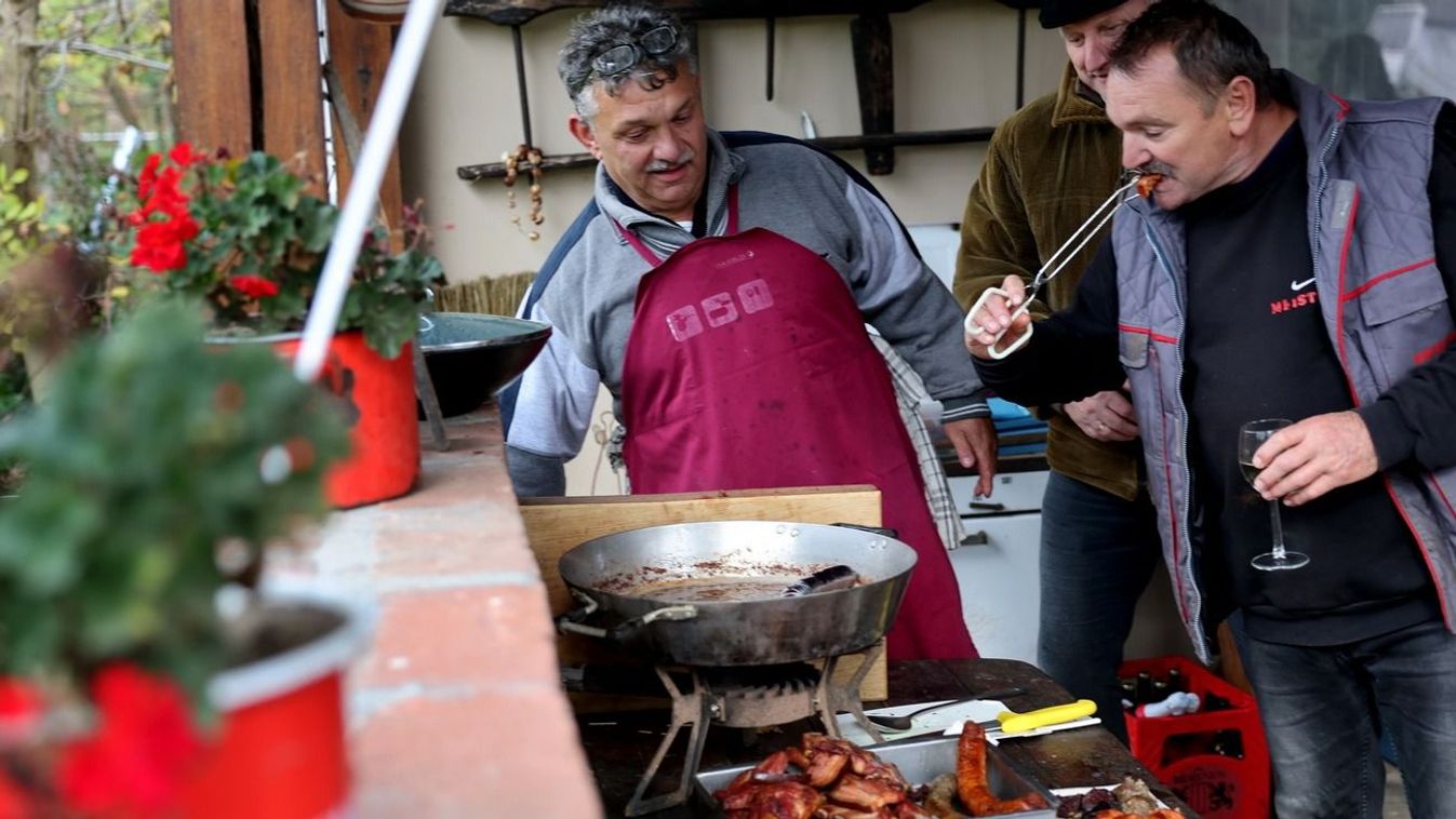Barátaikért is főztek a lovastanyán