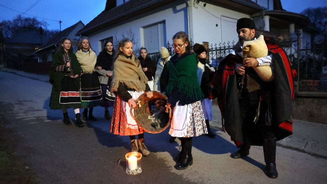 Pásztorjátékkal hirdették az örömhírt a betlehemező szennai fiatalok