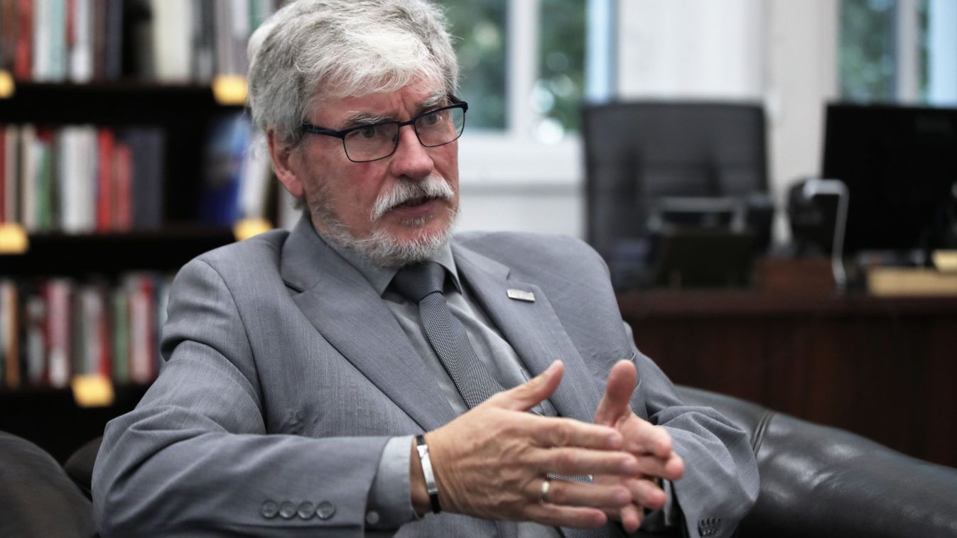 „Törökkoppányban nem vagyok professzor úr, hanem csak Szakály Sanyi”