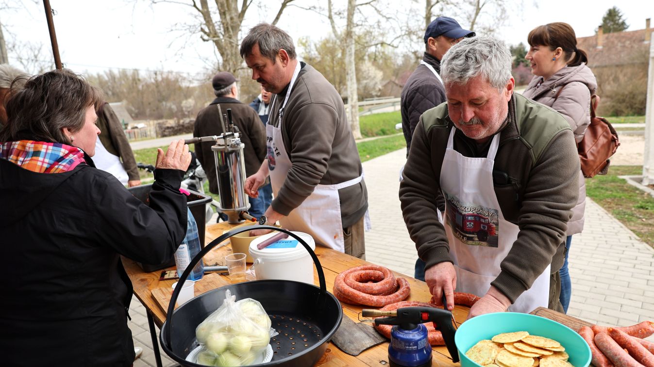 Örökölt receptúra alapján készültek a kolbászok és a hurkák Törökkoppányban