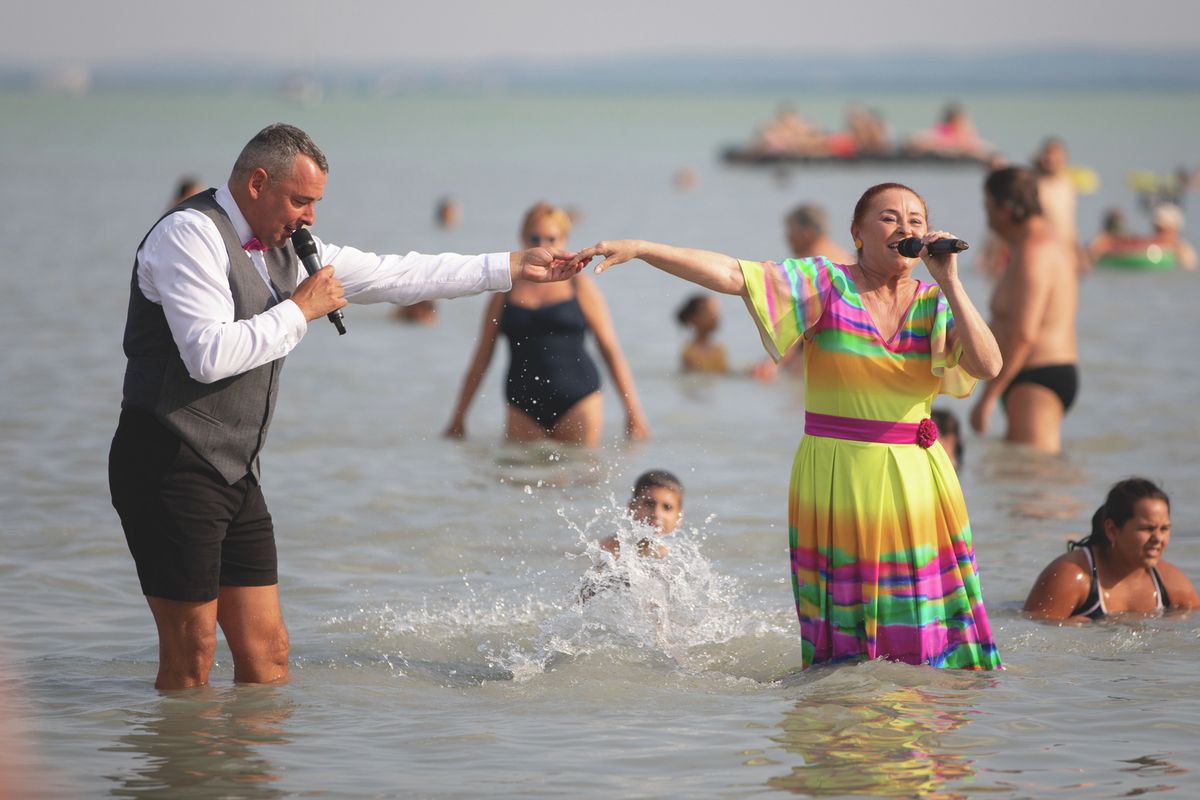 20240722_Operettcsobbanás_Balatonalmádi_FI_VN (46) Turistacsalogató a vízminőség és a zenés műsor a Balatonnál.
Képen: Keresztes Gábor, Módri Györgyi