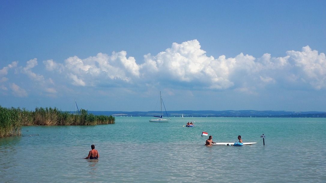 Iskolakezdés előtti zsúfoltság a Balatonnál, családok a strandon