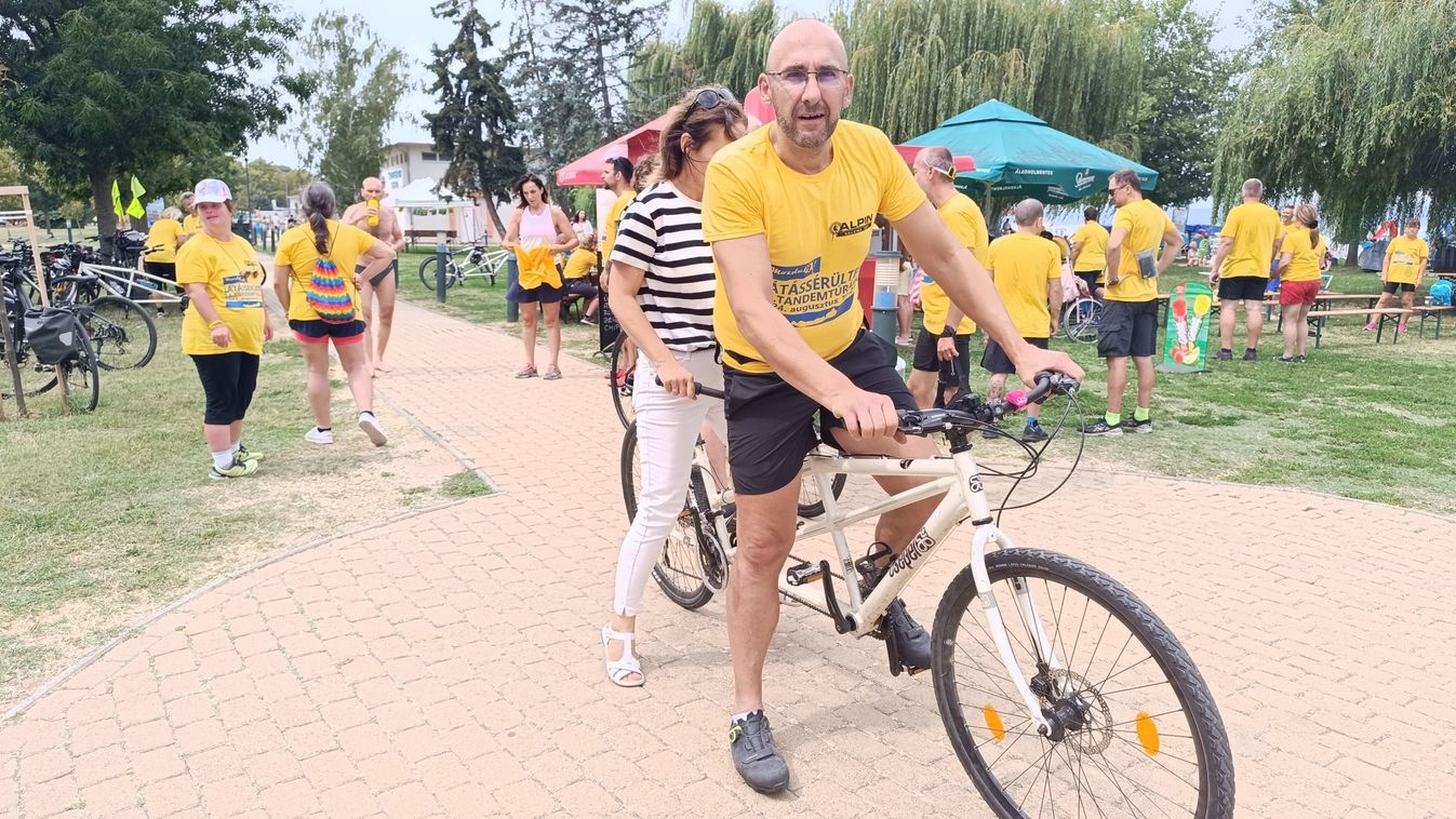 Tandemtúrán tekerik körbe a Balatont a látássérültek