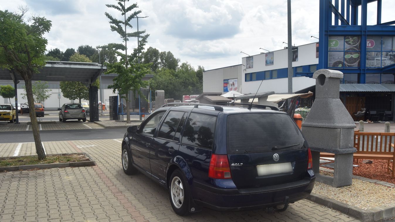 Elhajtott a rongáló a Füredi utcai parkolóból