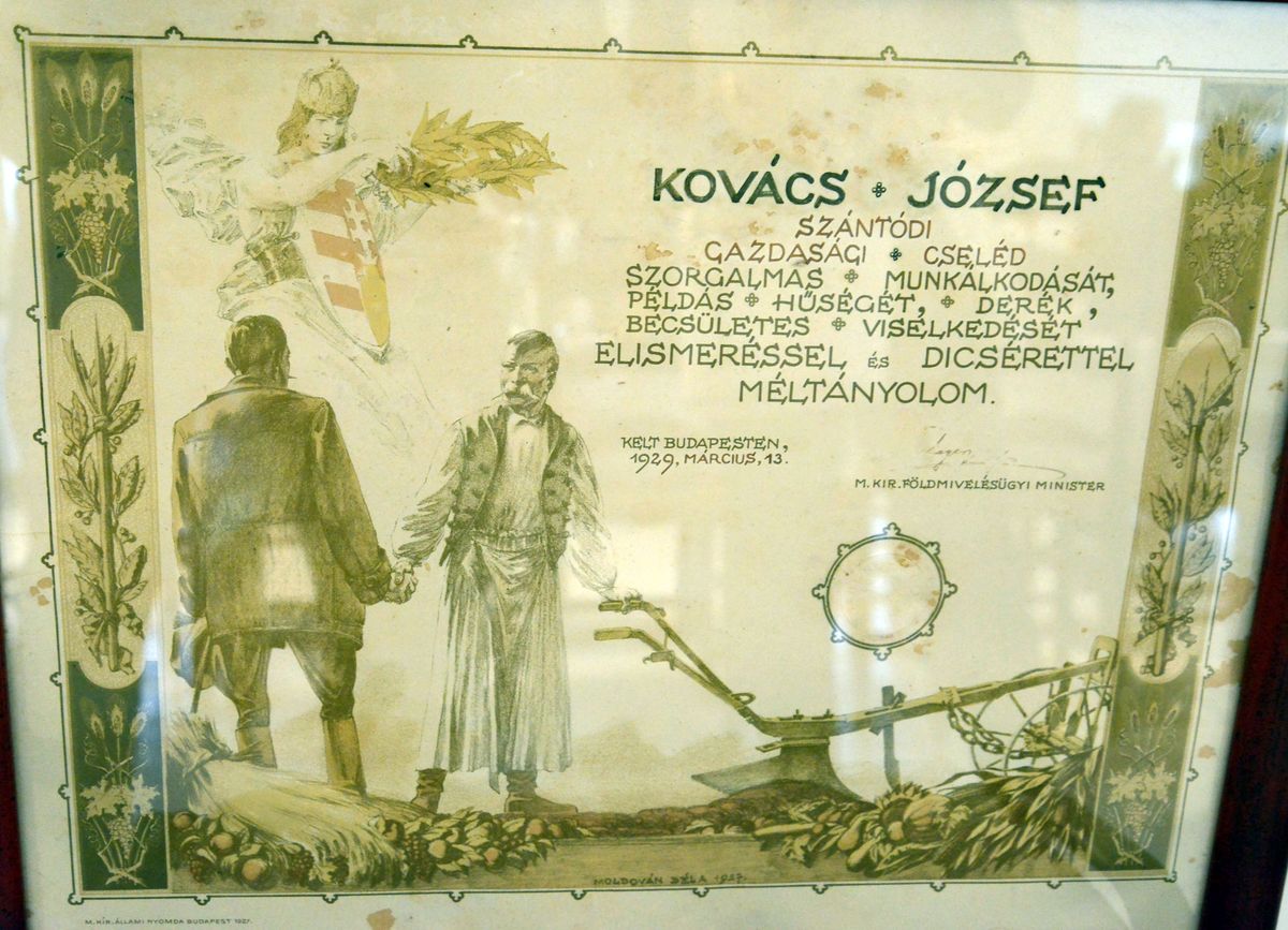 Kovács József 1929-es kitüntetése, amelyet a szorgalmas munkáért és hűségéért kapott, a Szántódpusztai Találkozón bemutatva.