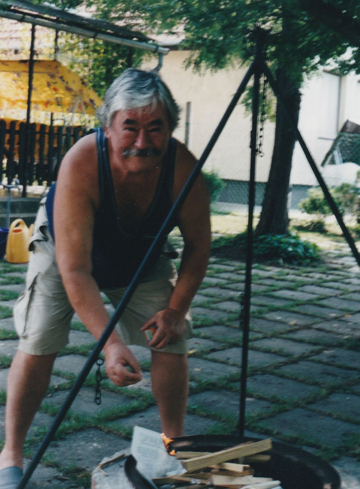 Csukás István bográcsozás közben Balatonszárszón.