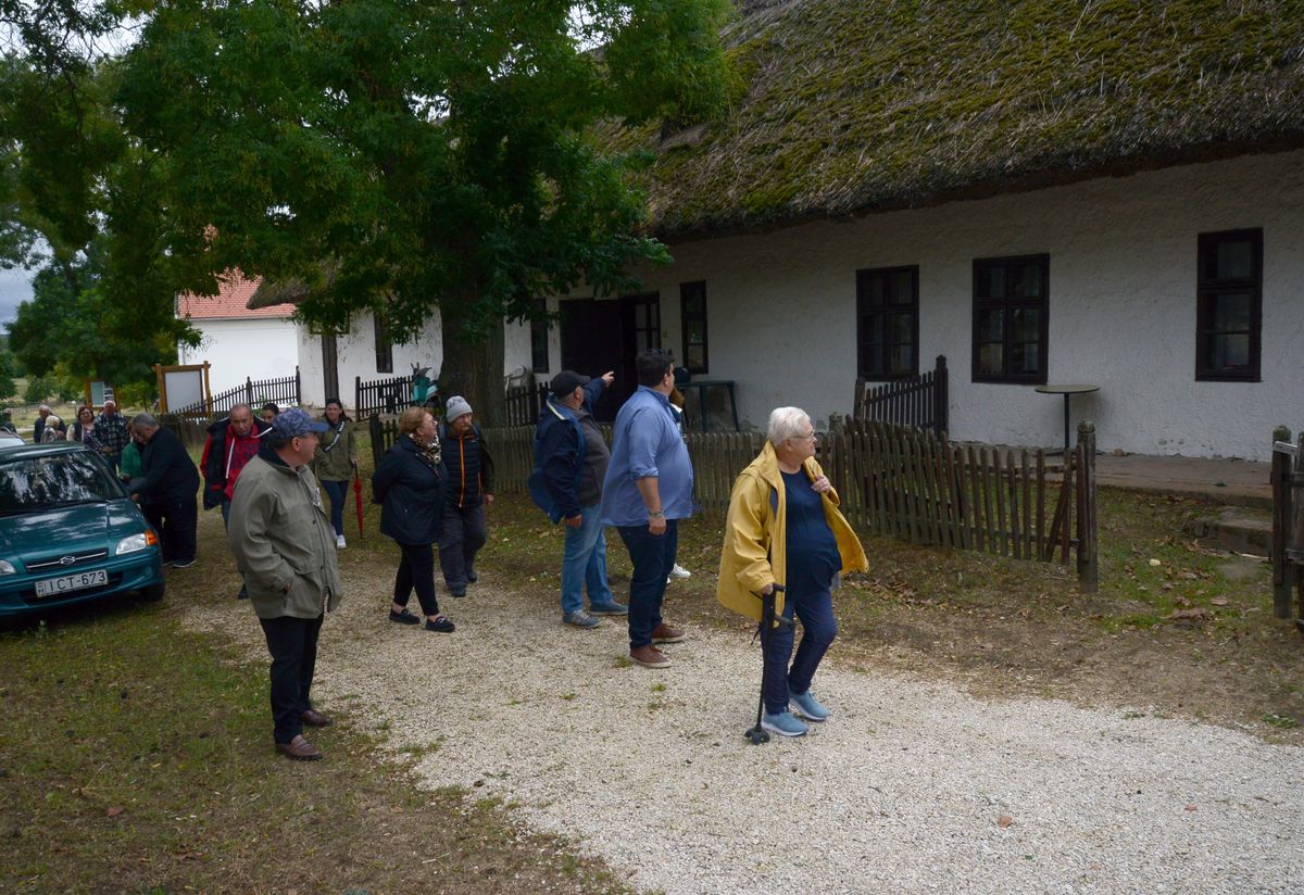 Szántódpusztai találkozó résztvevői körbejárják a felújított cselédlakásokat, ahol régen laktak.