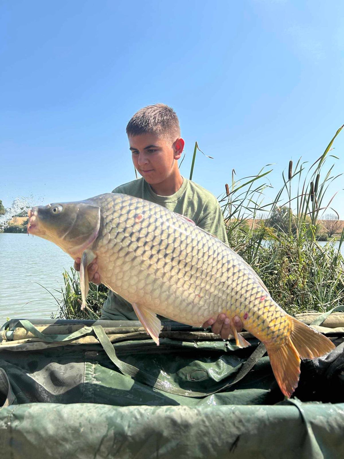 Pinterics Dávid Barcsról érkezett, 12,50 kg-os ponttyal látható a képen. somogyhatvani horgászverseny