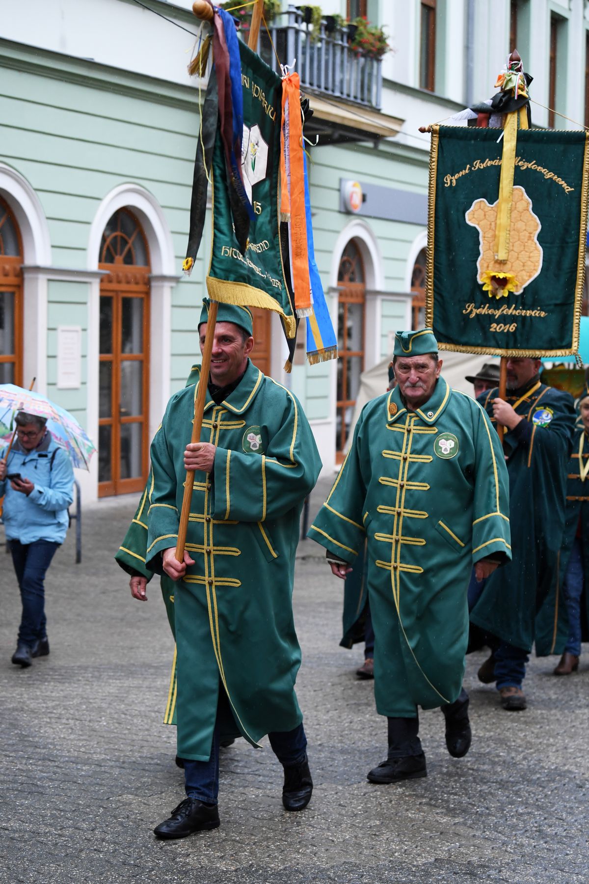 Kaposvári Mézfesztivál Felsorakoztak a mézlovagrendek Kaposváron