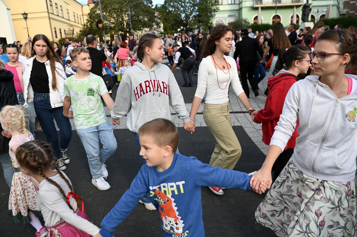 Népi játékokat játszanak a főtéren.