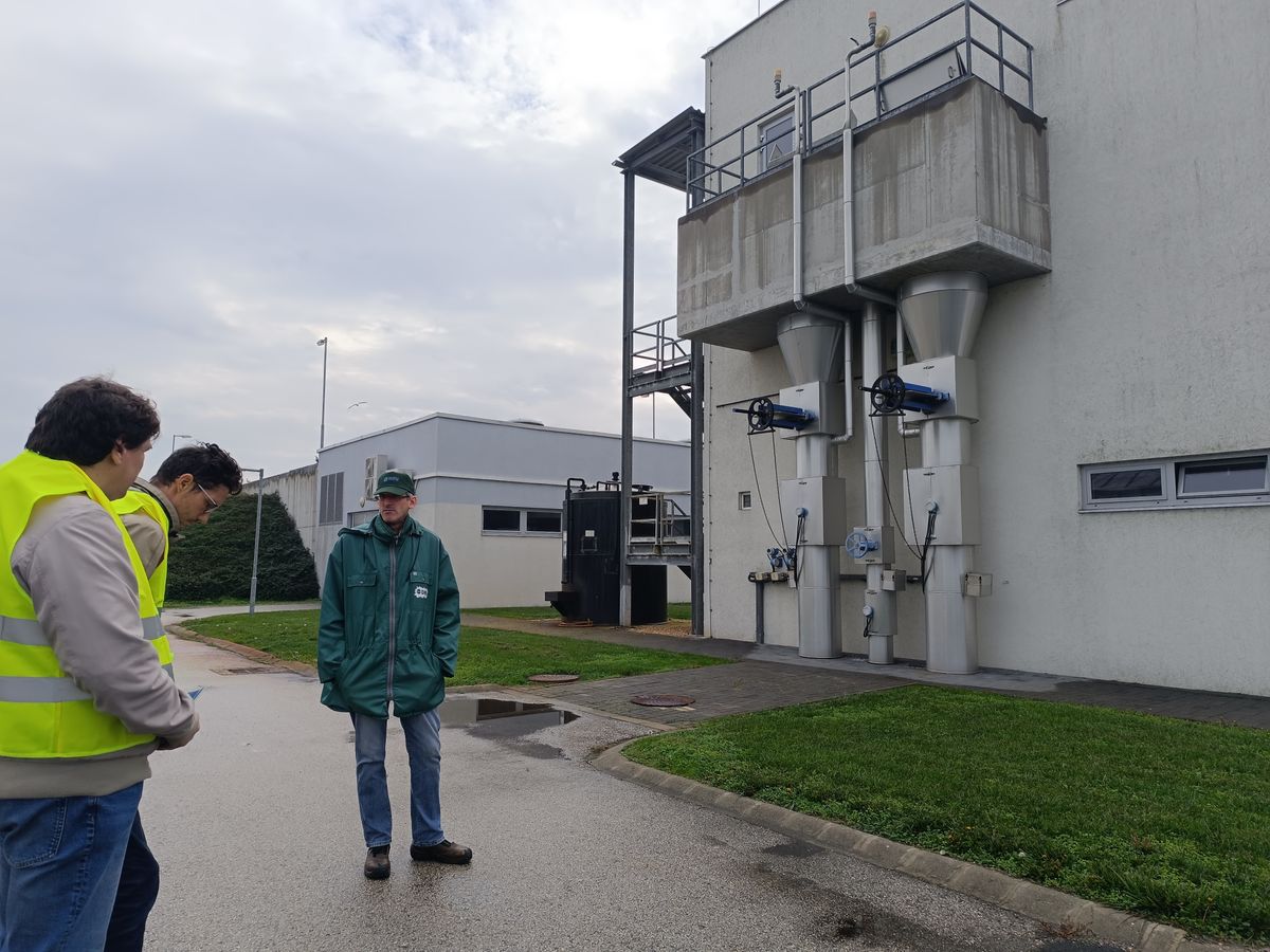 Látogatók a siófoki szennyvíztisztító telep bemutatóján az Erőművek Éjszakája alkalmával