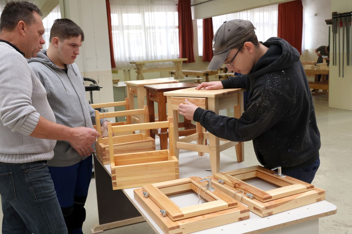 Asztalos faipari CNC gép bemutató és fűrészelési gyakorlat is szerepelt a nyílt napon.