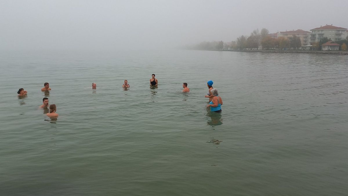 Nyakig a hideg Balatonban