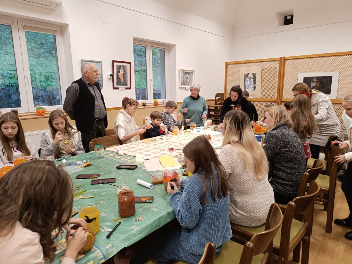 Kisfiú üveg lámpás készítéséhez készül Zamárdi Márton-napi ünnepén, ahol gyerekek és felnőttek közösen alkotnak.