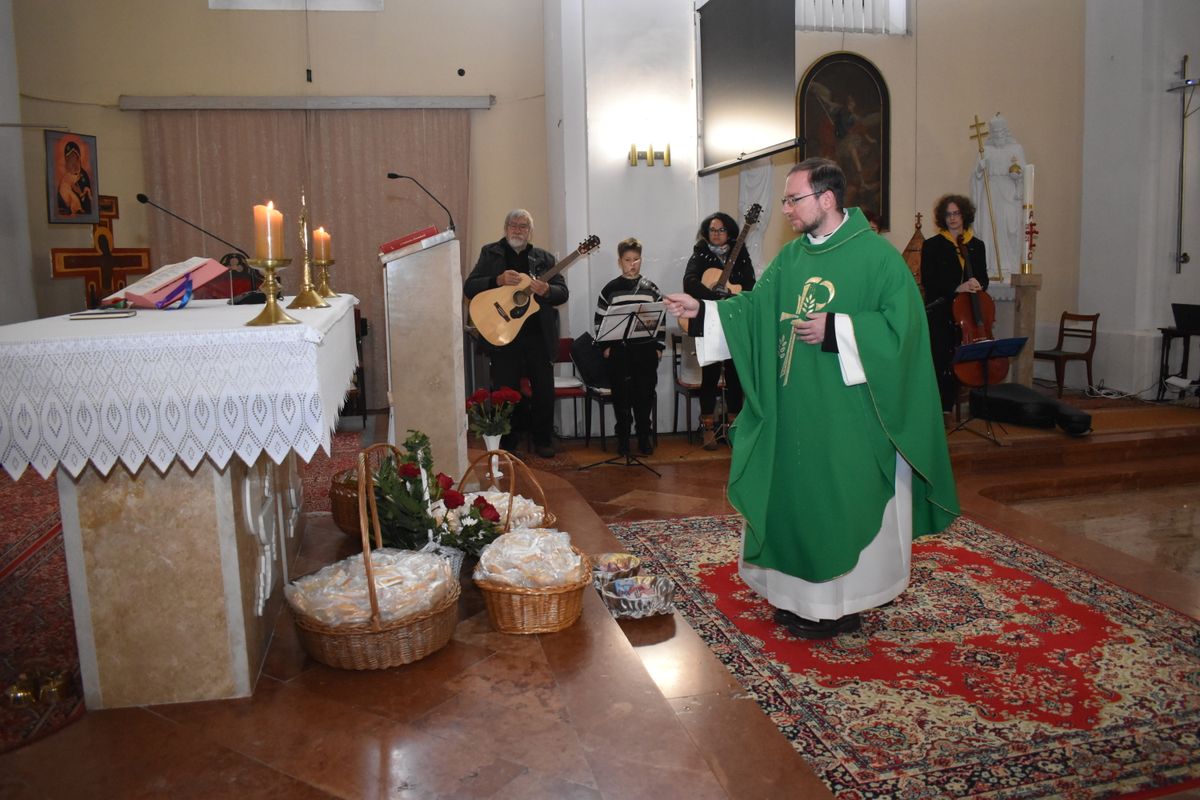 Tomanek Ferenc Áron plébános megáldotta a kenyeret