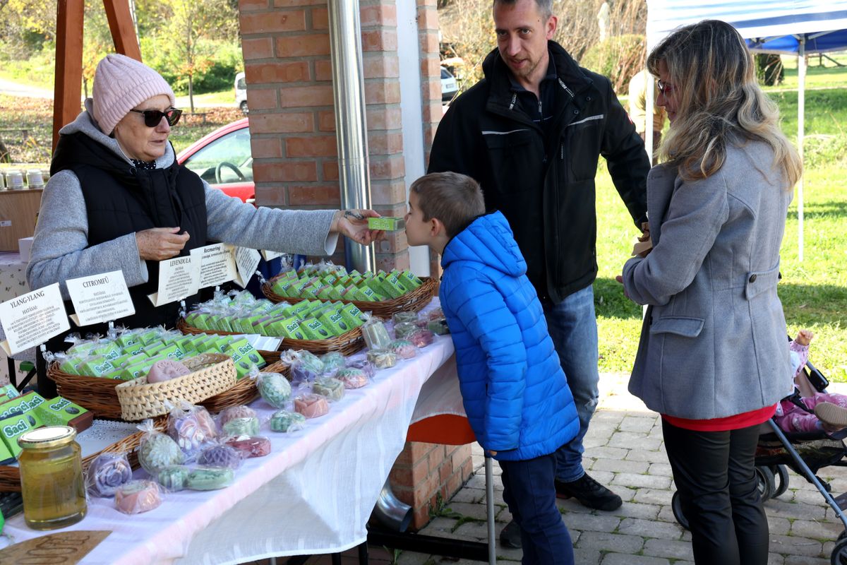 A Petörke Portéka helyi termelő piac csábította a vásárolókat a hétvégén.