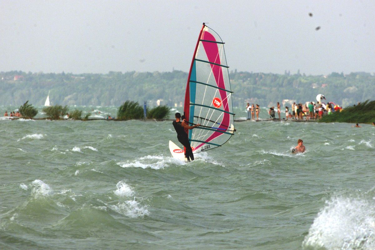 A horgászat, szörfözés, vitorlázás, SUP-ozás miatt télen is rengeteg ember mártózik meg a Balatonban.