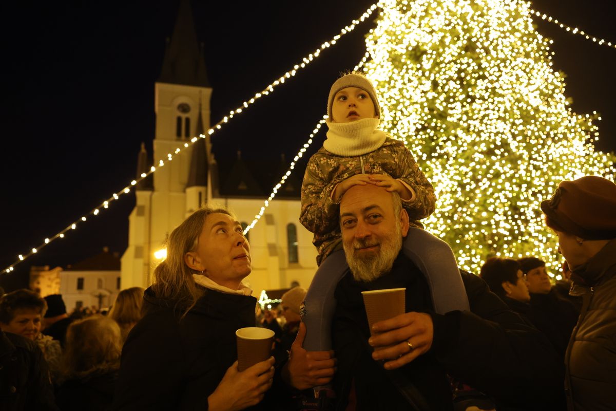 Vasárnap kora este felkapcsolták az adventi fényeket Kaposvár főterén. Az ünnepi megnyitón Szita Károly, polgármester mondott köszöntőt. 