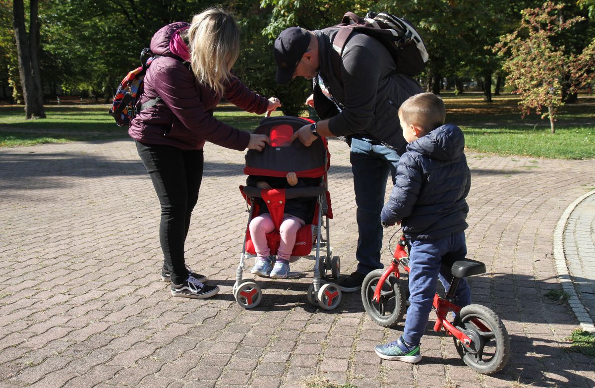 gyerekes-csalad-02-aj