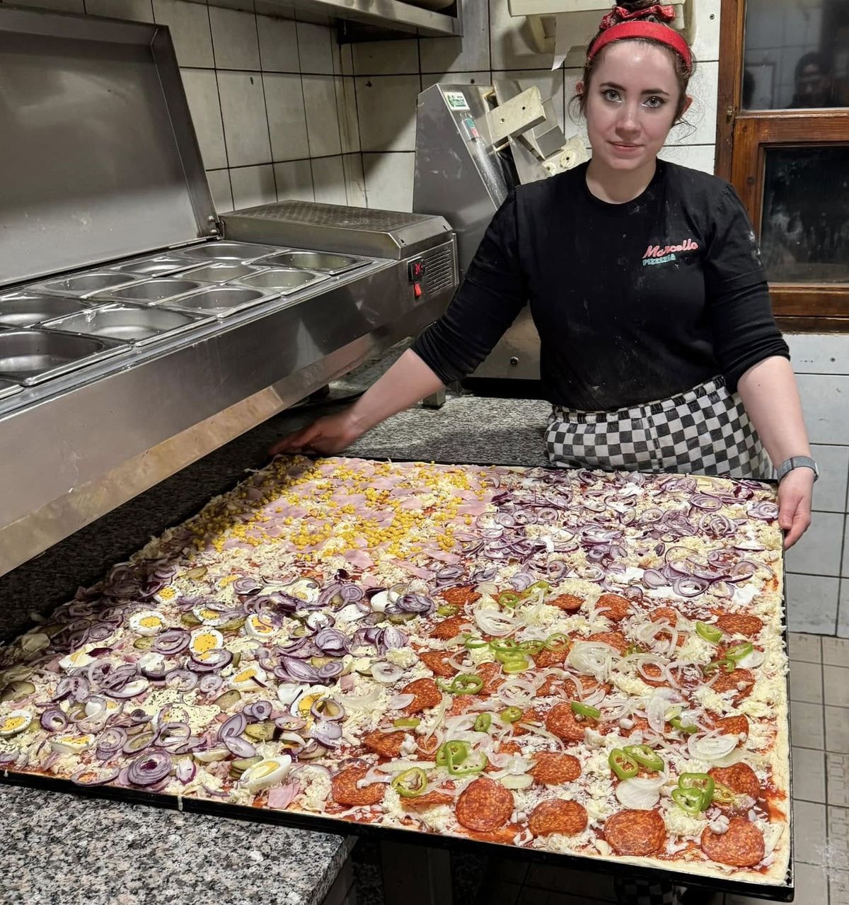 Pizza, ami meghökkent, Marcali, Marcello Pizzéria, az ország legnagyobb pizzája