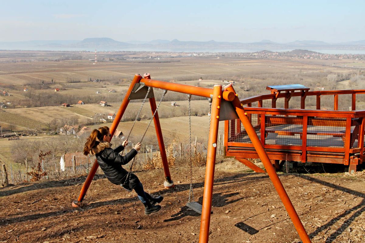 Balatoni kilátók, déli part, Balatonlelle, Kishegyi kilátó terasz, játszótér, 