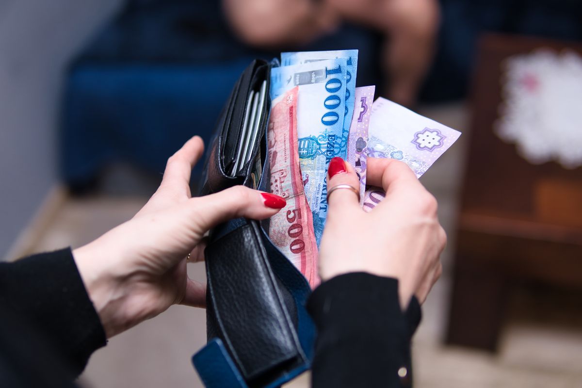 The,Woman,Pulls,Hungarian,Forints,From,Her,Wallet, rangsor