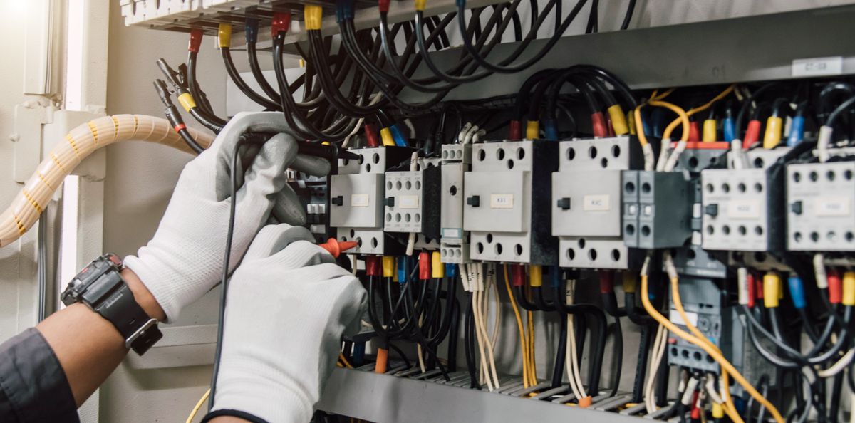 Electrician,Engineer,Tests,Electrical,Installations,And,Wires,On,Relay,Protection, villanyszerelő