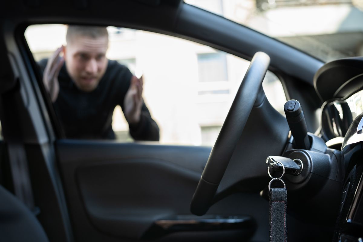 Car,Key,Lockout.,Forgot,Inside,His,Vehicle, police, rendőrség, autó, tolvaj