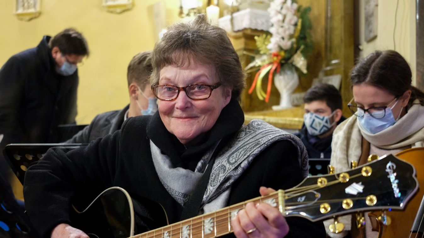 Hittanórák sztárjává vált Bea néni a gitáros nagymama
